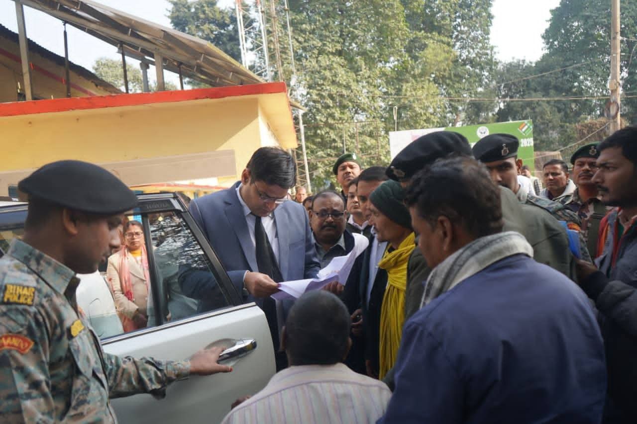 नरपतगंज में जिलाधिकारी का औचक निरीक्षण, विकास योजनाओं और कार्यालय कार्यशैली पर कड़ा फोकस