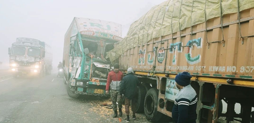 NH-27 पर घने कोहरे का कहर, खड़े ट्रक से टकराया बांस लदा ट्रक; बाल-बाल बचे चालक और व्यापारी