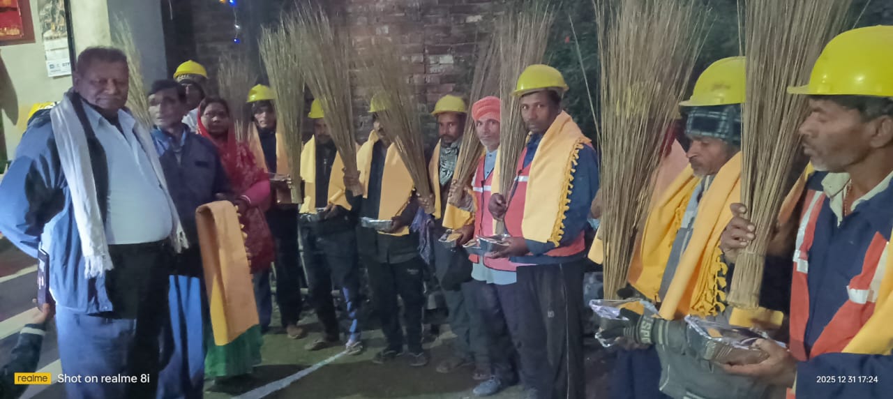 PURNIA NEWS: सिमडा गांव में सामाजिक कार्यकर्ता ने स्वच्छताग्रहियों को किया सम्मानित, बांटे झाड़ू और शाल