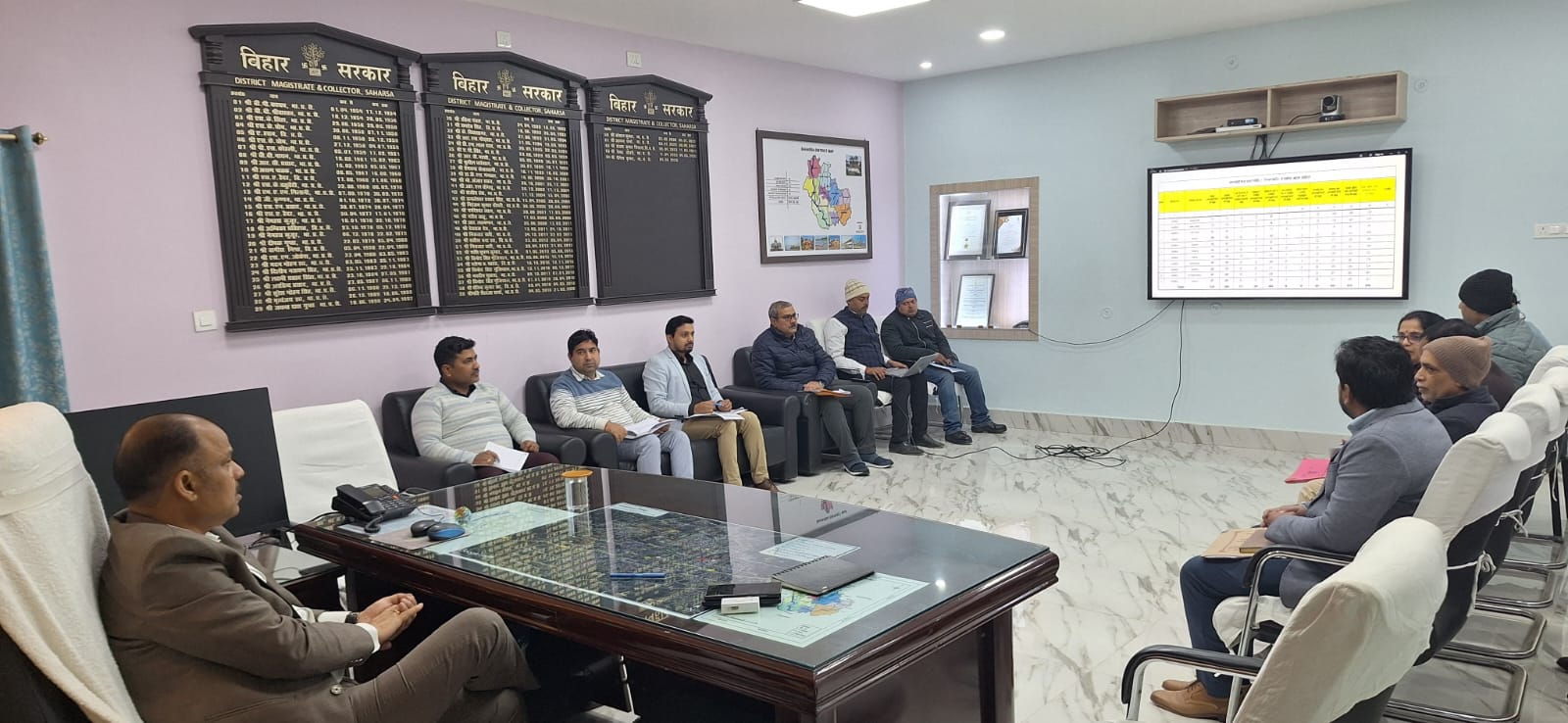 Saharsa News: जिलाधिकारी की अध्यक्षता में योजनाओं की वर्तमान क्रियान्वयन स्थिति की समीक्षा बैठक आयोजित