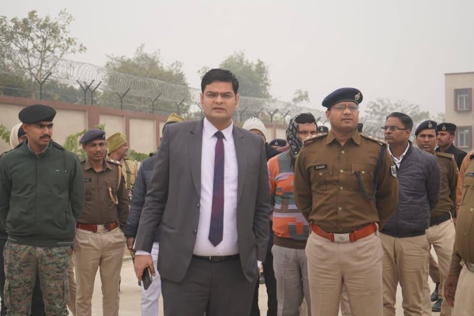 Araria News: अररिया में डीएम का सख्त एक्शन: पुलिस केंद्र का निरीक्षण, मद्य निषेध कार्यालय में अव्यवस्थाओं पर नाराजगी