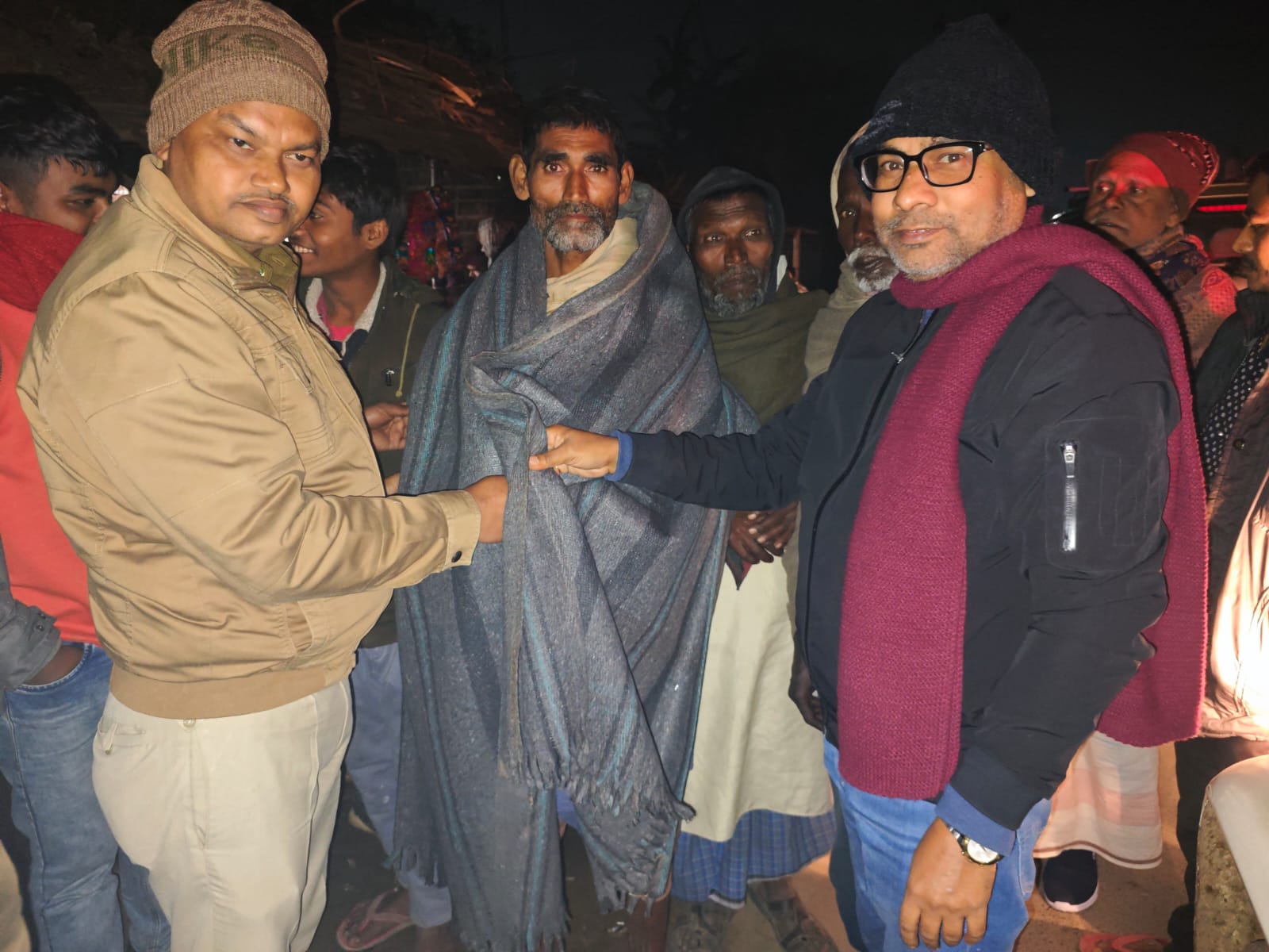 PURNIA NEWS: जिलाधिकारी के निर्देश पर भवानीपुर में जरूरतमंदों के बीच कंबल वितरण