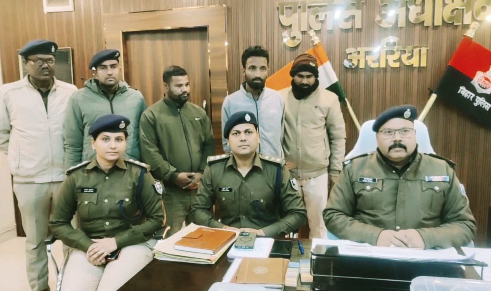 Araria News: अररिया में शराब तस्करी का बड़ा खुलासा, 12 चक्का ट्रक के गुप्त तहखाने से 181 कार्टून विदेशी शराब जब्त