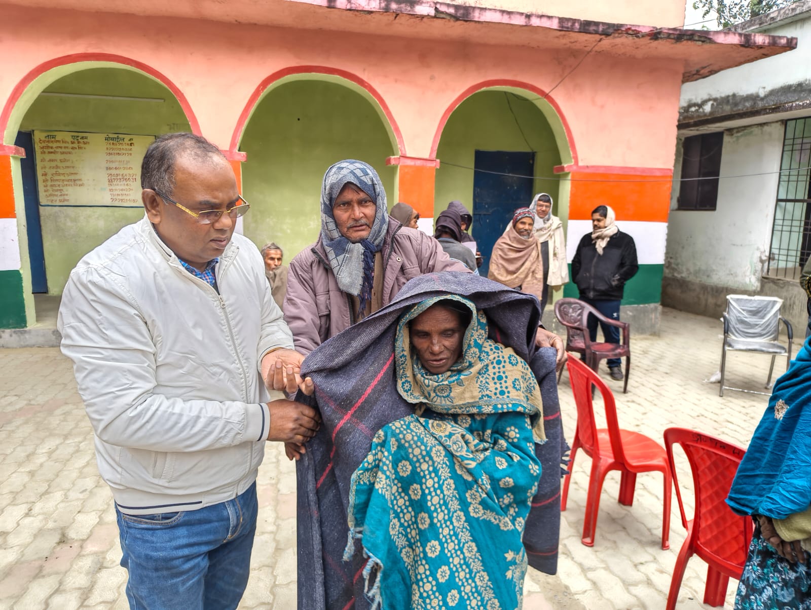 अमौर में विधवा-बुजुर्ग और अनाथों के बीच कंबल वितरण