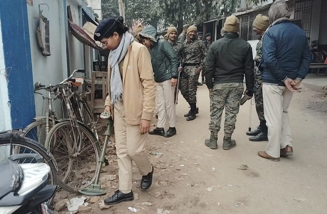 Saharsa News: बम धमकी के बाद सहरसा व्यवहार न्यायालय में मॉक ड्रिल, सुरक्षा व्यवस्था परखा गया, एसपी के निर्देश पर पुलिस-प्रशासन और न्यायालय की संयुक्त कार्रवाई