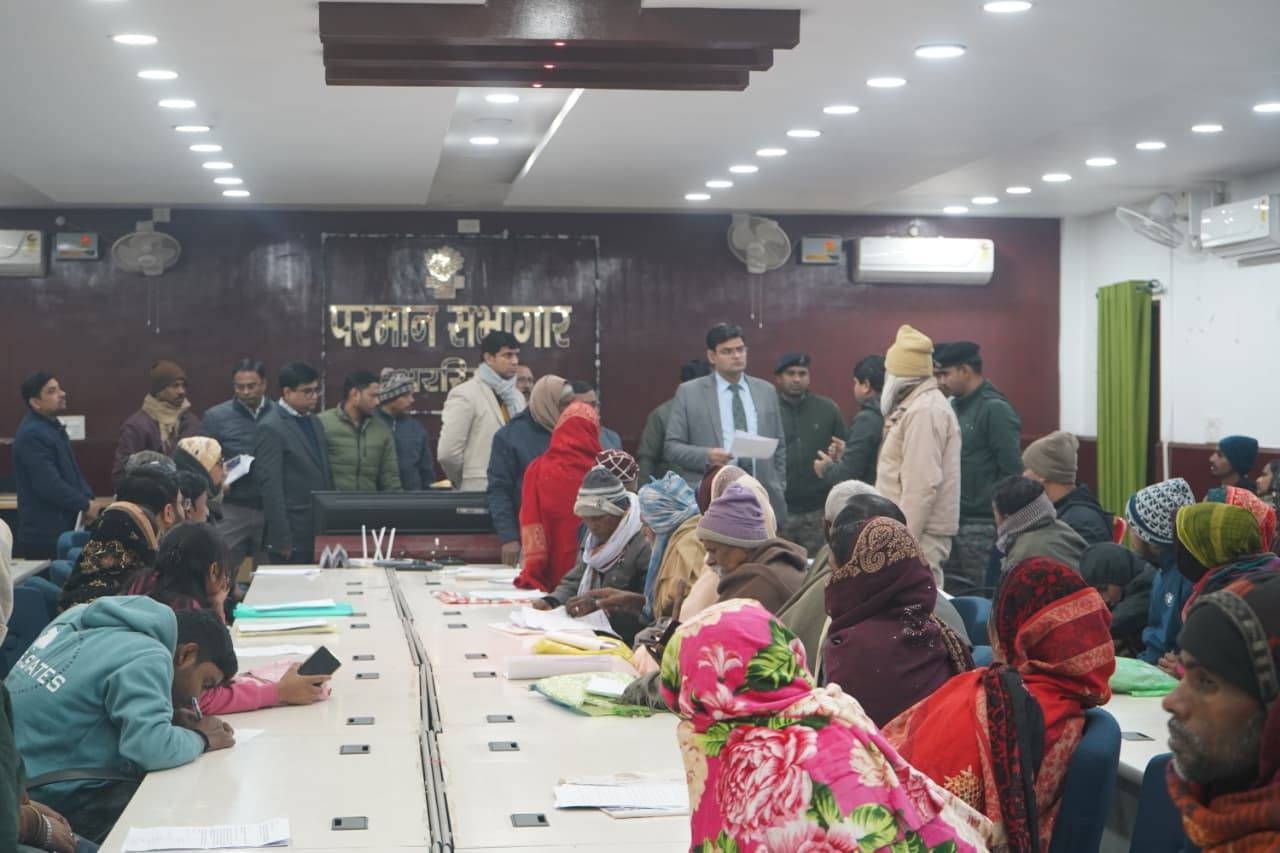 Araria News: अररिया में डीएम की अध्यक्षता में जनता दरबार, 68 परिवादियों की शिकायतों पर हुई सुनवाई