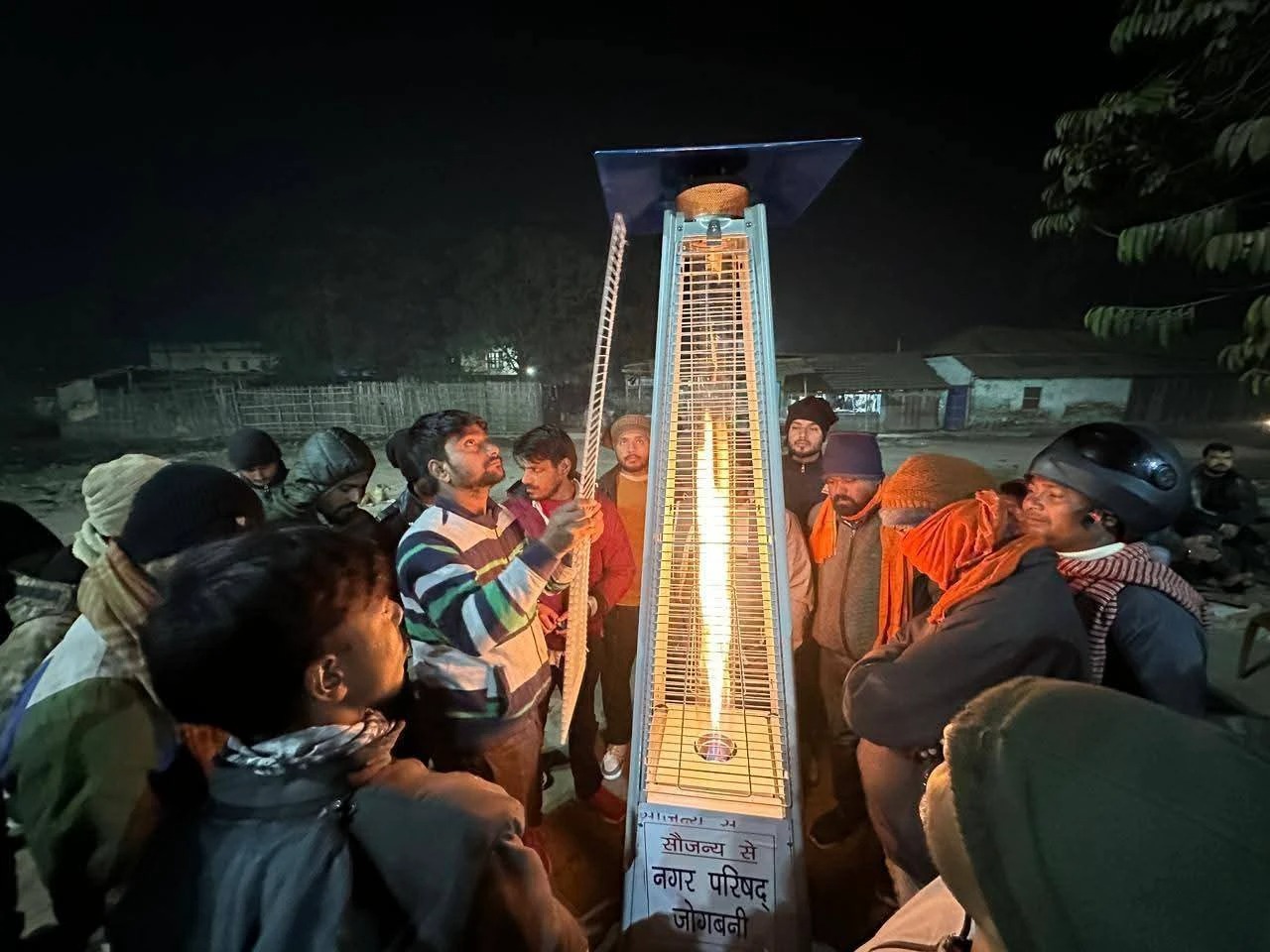 Araria News: अररिया में शीतलहर का सितम: प्रशासन ने जलवाए अलाव, जोगबनी में ‘इलेक्ट्रिक हीटर’ बना चर्चा का विषय