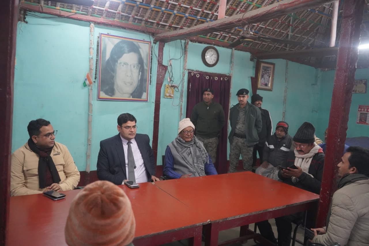 Araria News: साहित्यकार फणीश्वर नाथ रेणु के पैतृक गांव पहुँचे डीएम, स्मृतियों को सहेजने पर दिया जोर