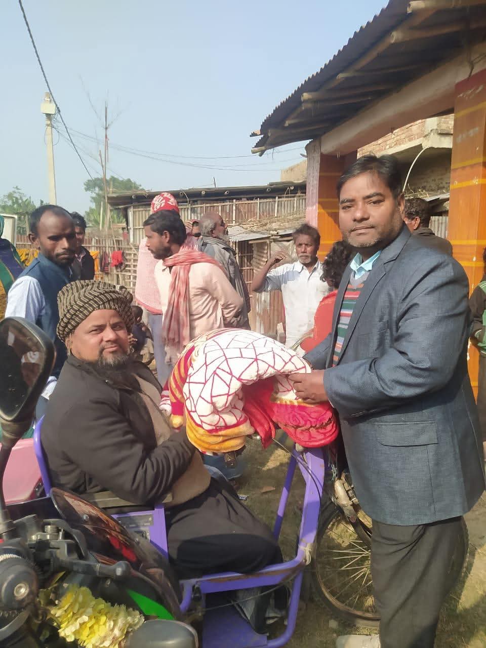 Araria News: शीतलहर में दिव्यांगों को राहत, कमलदाहा पंचायत में कंबलों का वितरण