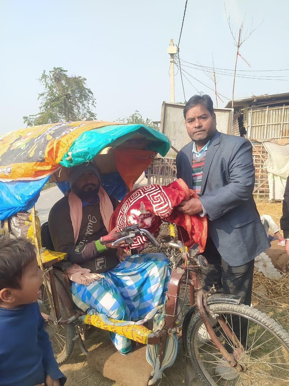शीतलहर के बीच दिव्यांगजनों को मिला सहारा; कमलदाहा पंचायत में बांटे गए कंबल