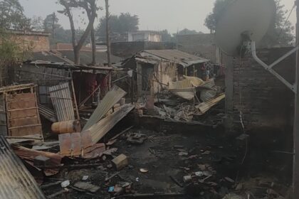 A massive fire broke out in Bidhania of Sondeep Panchayat, burning the houses of five families to ashes.