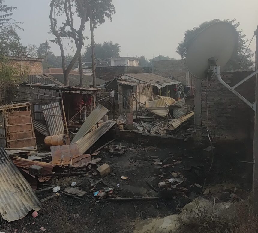 A massive fire broke out in Bidhania of Sondeep Panchayat, burning the houses of five families to ashes.
