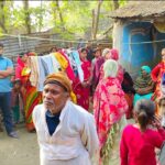 राजा के घर विलाप करते उसके परिजन एवं मौजूद लोगों की भीड़ ।
