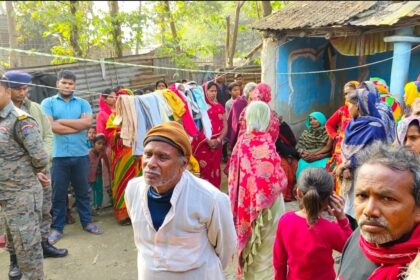 राजा के घर विलाप करते उसके परिजन एवं मौजूद लोगों की भीड़ ।