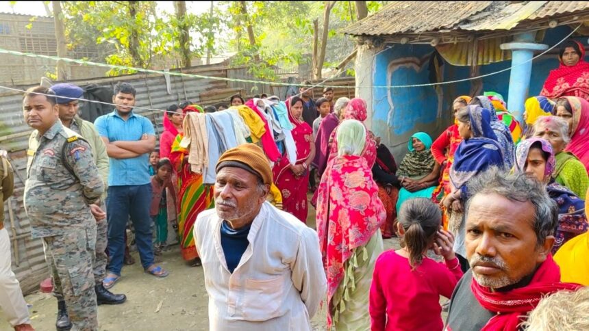 राजा के घर विलाप करते उसके परिजन एवं मौजूद लोगों की भीड़ ।