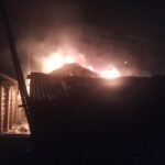 A massive fire broke out in Raipura of Lathi, burning the houses of three families to ashes.