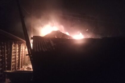 A massive fire broke out in Raipura of Lathi, burning the houses of three families to ashes.