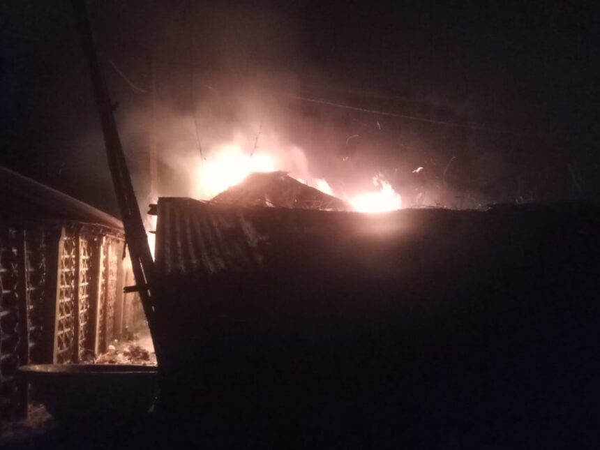 A massive fire broke out in Raipura of Lathi, burning the houses of three families to ashes.