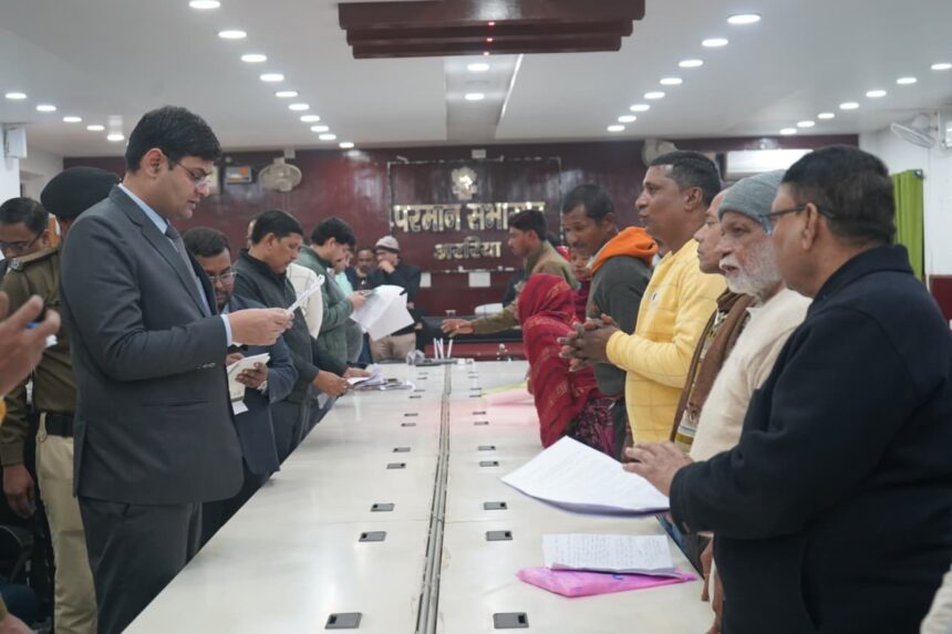 A huge crowd gathered at DM Vinod Duhan's public court; complaints of 80 complainants were heard directly.