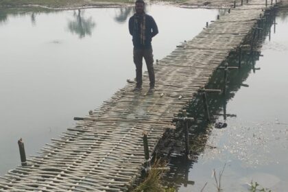 Ward member Ashish Kumar built the Chachari bridge at his own expense, bringing great relief to the villagers.