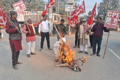 Nitish Kumar's effigy burnt at Veer Kunwar Singh Chowk demanding justice for the Jehanabad student