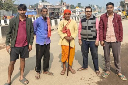 खड़ाउं परंपरा को जीवंत करने के लिए आचार्य प्रभाकर कर रहे निरंतर खड़ाऊ पदयात्रा