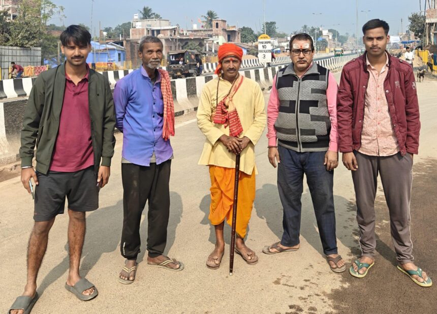 खड़ाउं परंपरा को जीवंत करने के लिए आचार्य प्रभाकर कर रहे निरंतर खड़ाऊ पदयात्रा