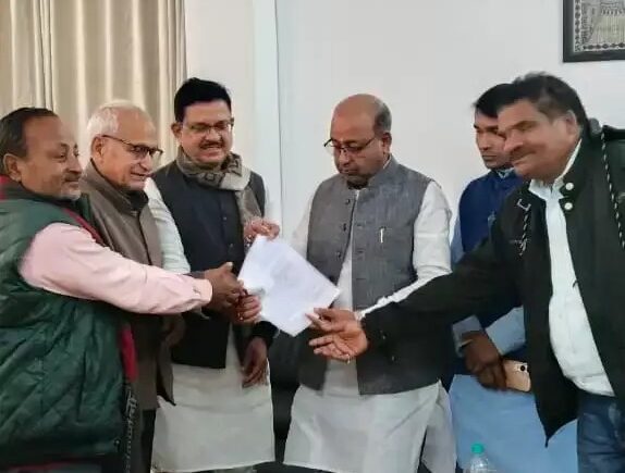 Former chief Arun Yadav and secretary Ranjan Mandal led the meeting; the minister conducted a site inspection and assured restoration.