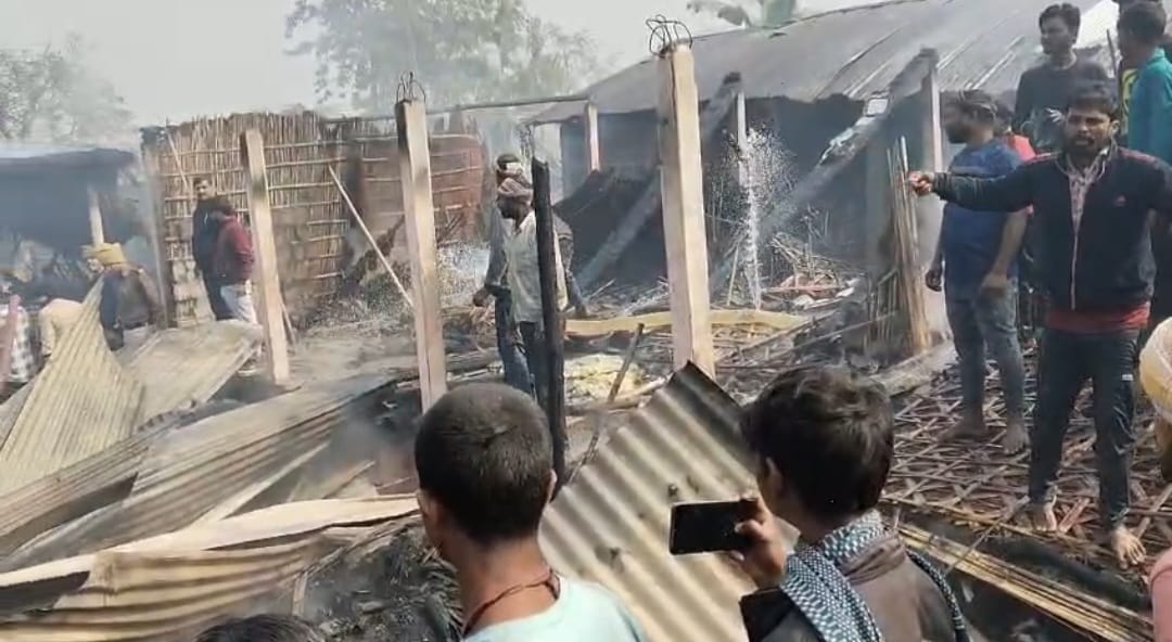 कटिहार के फलका में भीषण अग्निकांड: 14 परिवार बेघर, बेटी की शादी के लिए जुटाए 15 लाख रुपये पलभर में राख