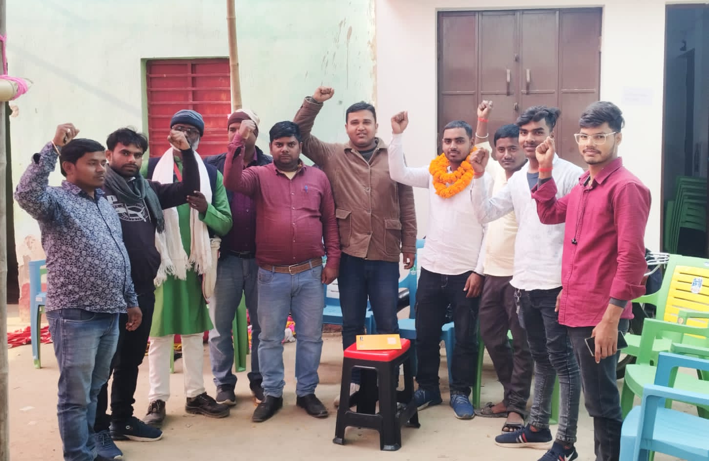 छात्र संगठन आइसा के जिलाध्यक्ष बने मोकना निवासी आशीष आनंद Mokna resident Ashish Anand became the district president of the student organization AISA.