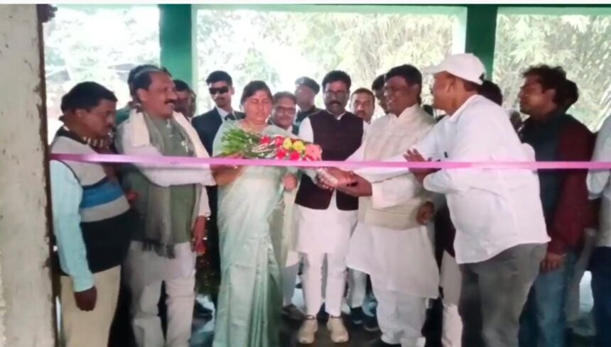 भवानीपुर के जावे पैक्स में धान अधिप्राप्ति केंद्र का शुभारंभ, मंत्री लेसी सिंह ने किया उद्घाटन