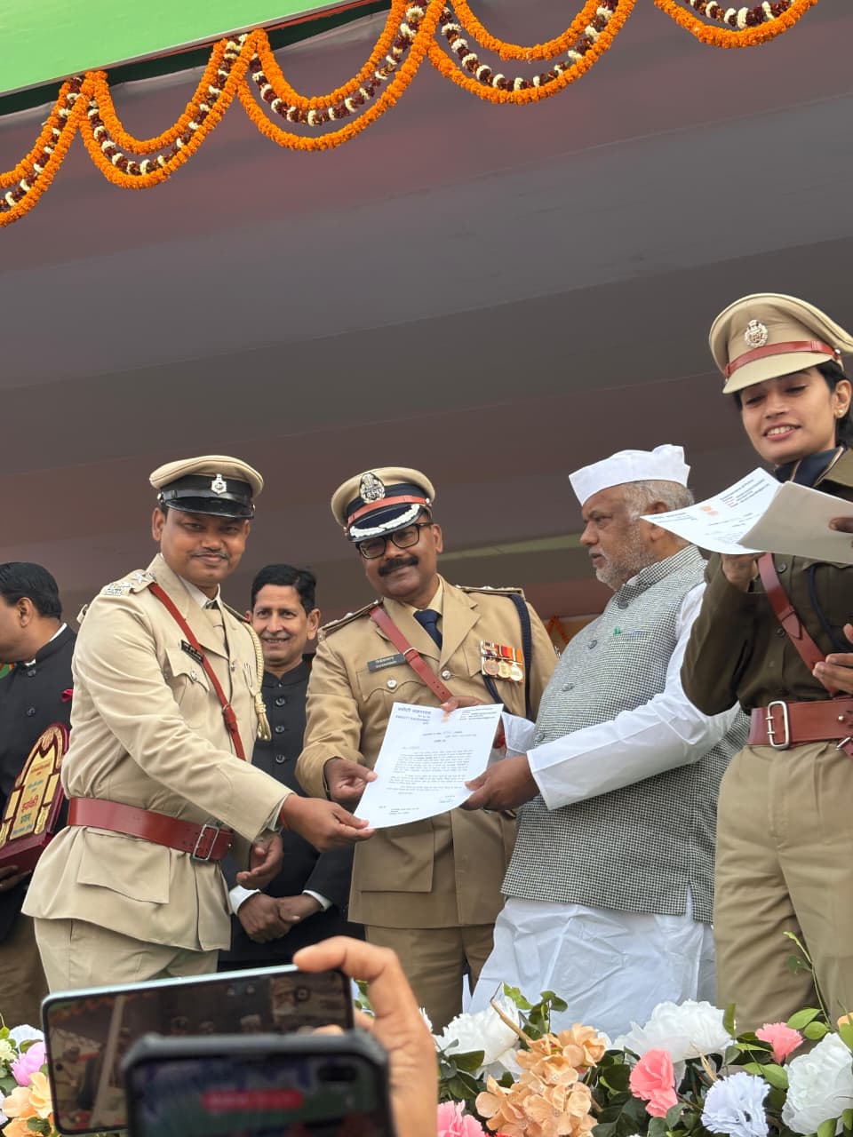उत्कृष्ट कार्य के लिए भवानीपुर एसएचओ सम्मानित, मंत्री, आईजी एवं एसपी ने दिया प्रशस्ति पत्र