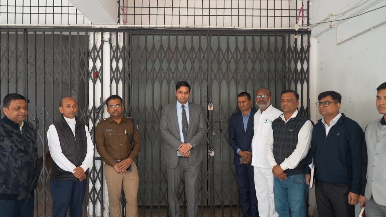 जिलाधिकारी और पुलिस अधीक्षक ने किया ईवीएम-वीवीपैट वेयर हाउस का मासिक निरीक्षण, सुरक्षा और अग्निशमन व्यवस्था का लिया जायजा