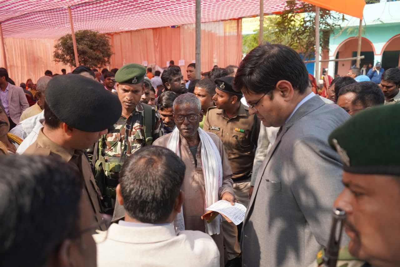 ‘प्रशासन आपके द्वार’ कार्यक्रम के जरिए जनता से रूबरू हुए जिलाधिकारी और विधायक