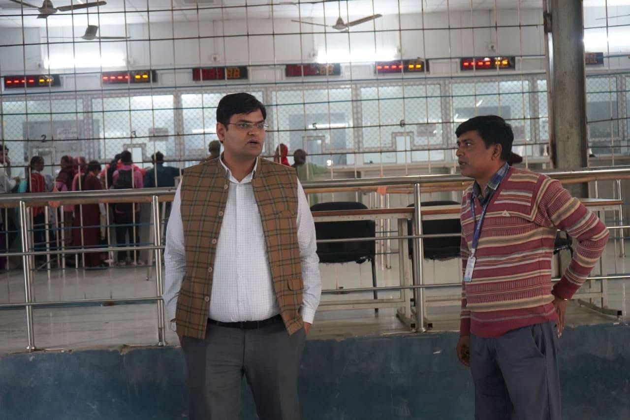 अररिया डीआरसीसी का डीएम ने किया औचक निरीक्षण, आवेदकों से बातचीत कर परखी व्यवस्थाएं