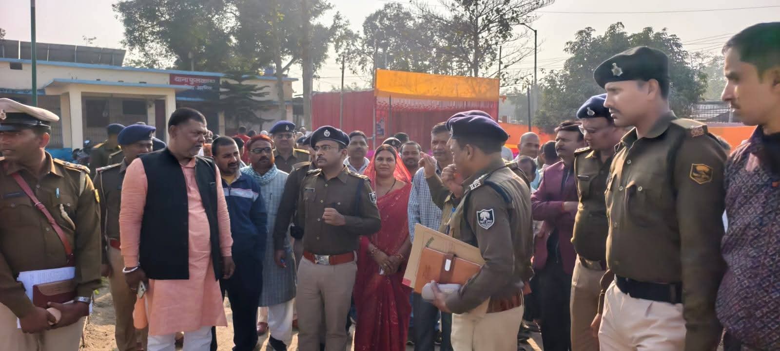 थाने में उमड़ी फरियादियों की भीड़, ज़मीन विवादों ने खोली कानून-व्यवस्था की पोल