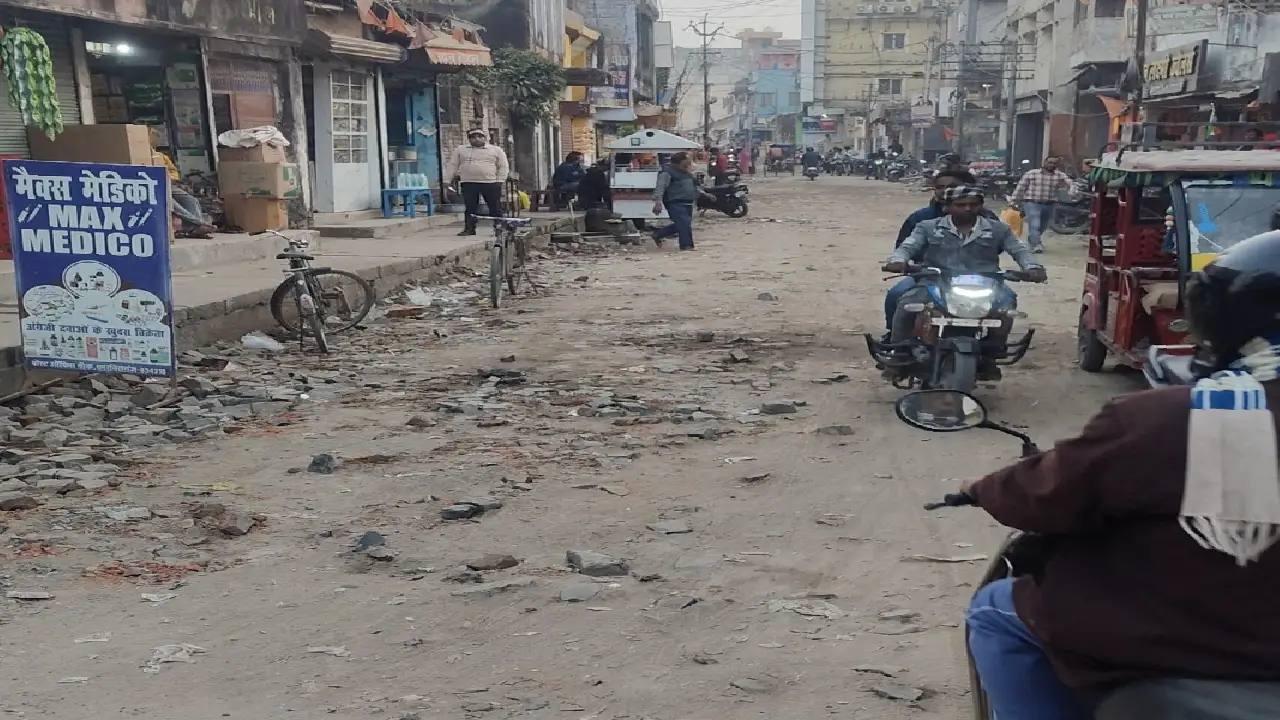 फारबिसगंज सदर रोड निर्माण में लापरवाही का आरोप, डीएम से शिकायत