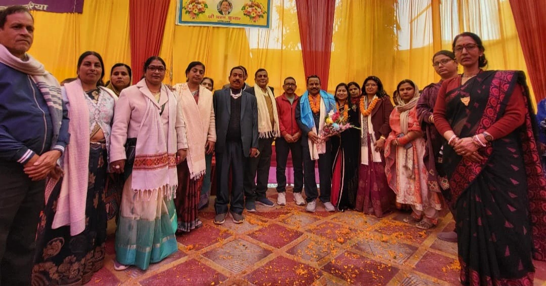 विदाई समारोह में छलकीं आंखें, राजकीय मध्य विद्यालय जोगबनी के प्रधानाध्यापक भरत कुमार हुए सेवानिवृत्त