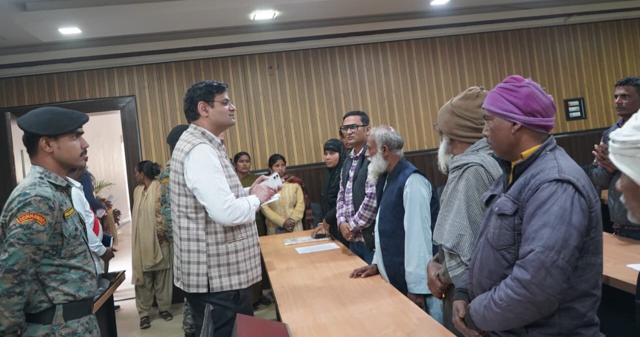 जिलाधिकारी ने सुनीं जन-समस्याएं, भूमि विवाद के मामलों पर दिए त्वरित कार्रवाई के निर्देश