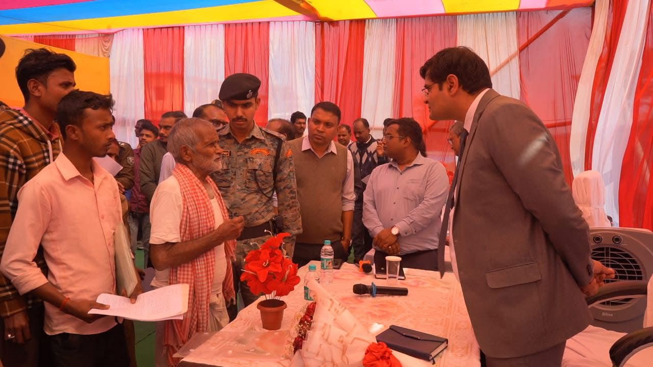 नरपतगंज में प्रशासन पहुँचा गाँव की चौखट पर, डीएम विनोद दूहन ने सुनीं ग्रामीणों की समस्याएं