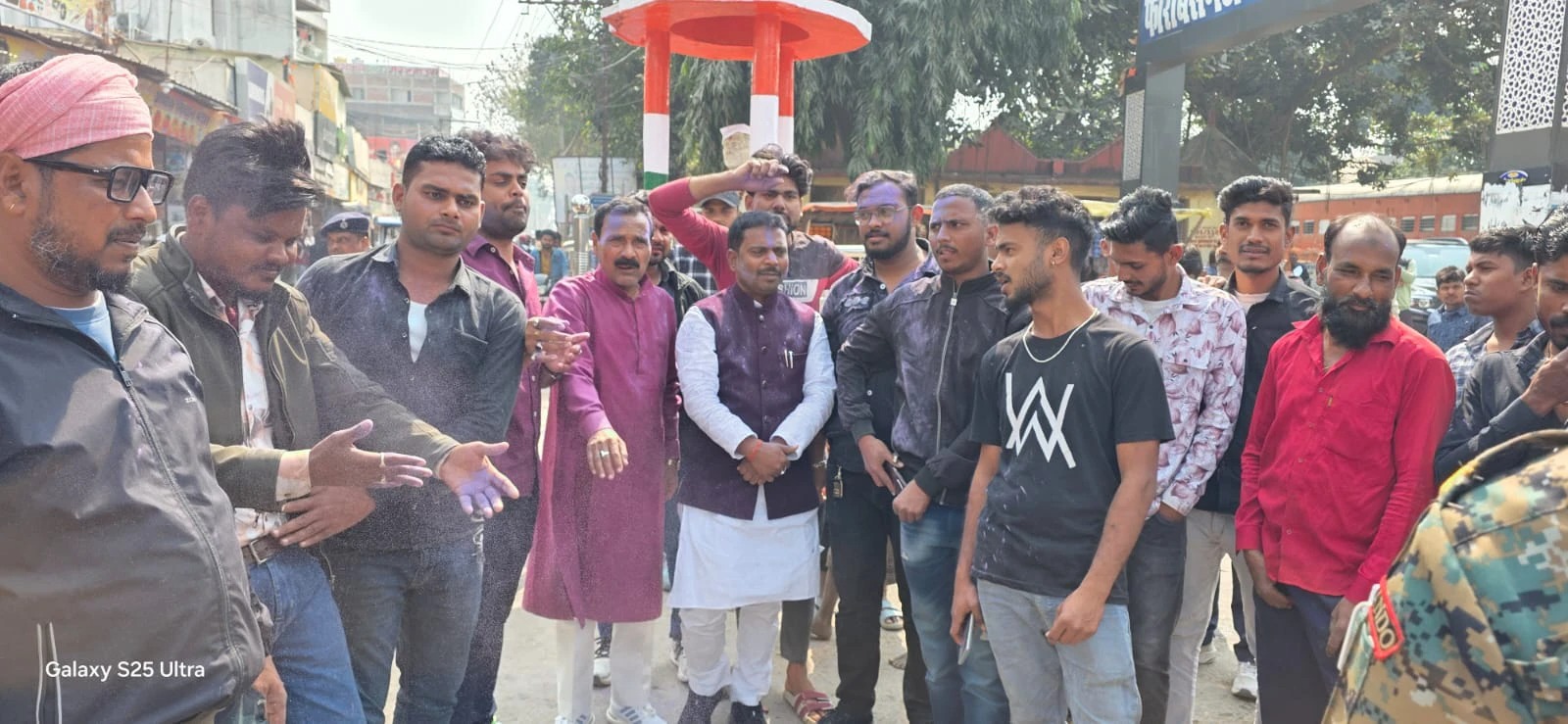 पप्पू यादव की रिहाई पर फारबिसगंज में जश्न: समर्थकों ने फोड़े पटाखे, बांटी मिठाई