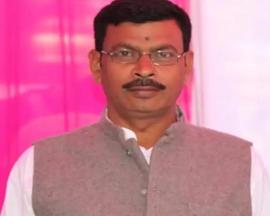 घर के आँगन में घिरा वार्ड सदस्य, आपसी विवाद के बीच हुई बेरहम हत्या ; मुख्य महिला आरोपी गिरफ्तार, पाँच फरार