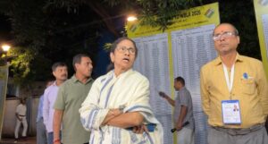 EVM पर पहरा, भरोसे की जंग : भवानीपुर स्ट्रॉन्ग रूम में 4 घंटे डटी रहीं ममता, आयोग ने कहा – सब सुरक्षित
