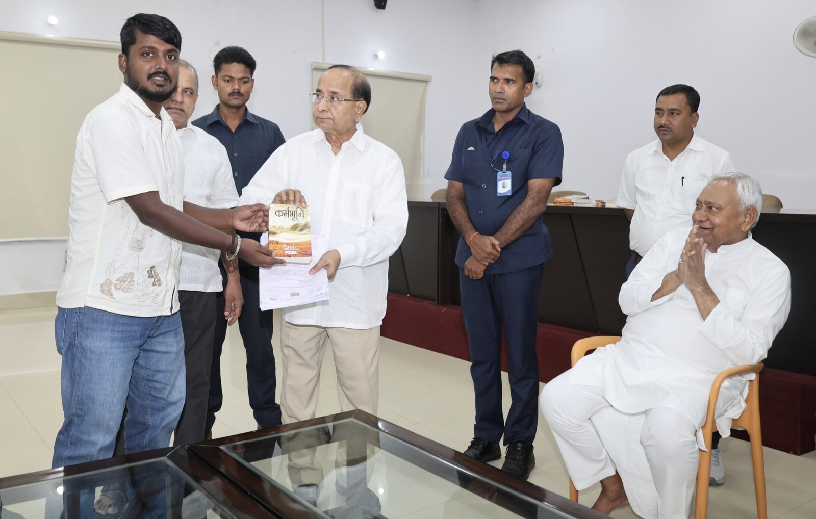 पूर्णियाँ विश्वविद्यालय की समस्याओं को लेकर निवर्तमान मुख्यमंत्री नीतीश कुमार से मिले छात्र जदयू नेता किशन भारद्वाज