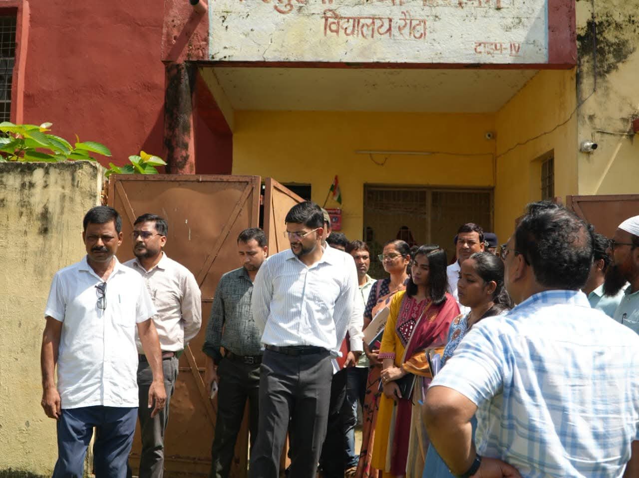 कस्तूरबा गांधी बालिका आवासीय विद्यालय का डीएम अंशुल कुमार ने किया निरीक्षण, छात्रावास की व्यवस्थाओं का लिया जायजा